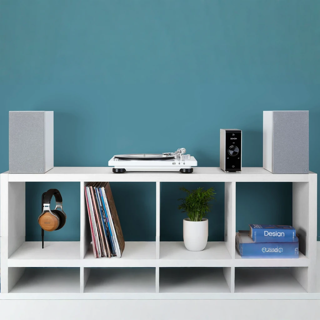 Denon DP-450USB Tocadiscos 20-20000Hz USB 2.0 + RCA estéreo, en uso: sobre mueble blanco con altavoces, vinilos y auriculares