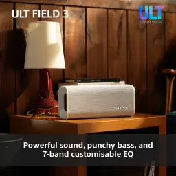 Enceinte portable Sony ULT Field 3 IP67 27W 24h Bluetooth 5.2 blanche, en situation: posée sur table de chevet avec lampe