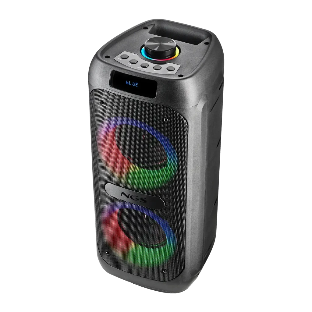 Coluna NGS Wild Banger 2 20W RMS 4h Bluetooth 5.3, vista em perspetiva: luzes RGB nos dois woofers, ecrã LED e botão superior