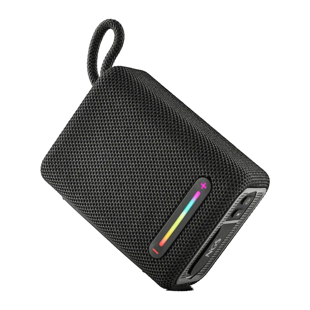 Coluna portátil NGS Roller Furia 1 IPX6 7W 9h Bluetooth 5.0, vista em ângulo: tecido preto, barra LED RGB e alça