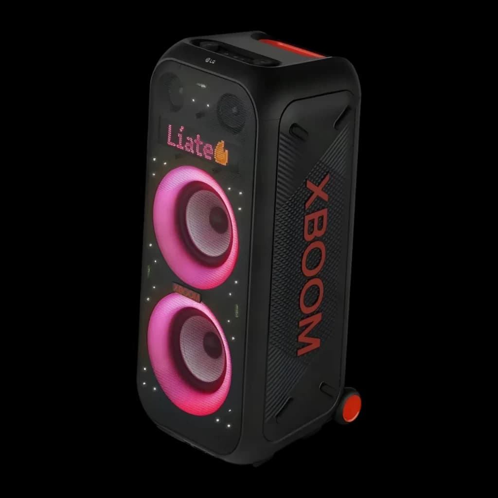 Enceinte de fête LG XBOOM XL9T IPX4 1000W Bluetooth 5.1, vue en angle: deux woofers éclairés en rose et logo XBOOM