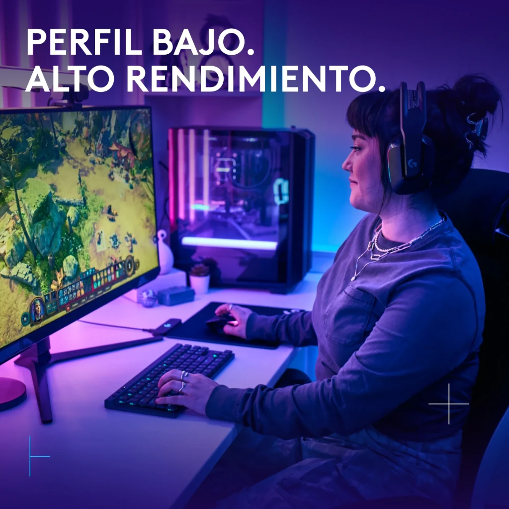 Teclado Gaming Logitech G515 Lightspeed TKL Sem Fios GL Tactile Switch RGB Preto, lifestyle: jogadora com auscultadores usa
