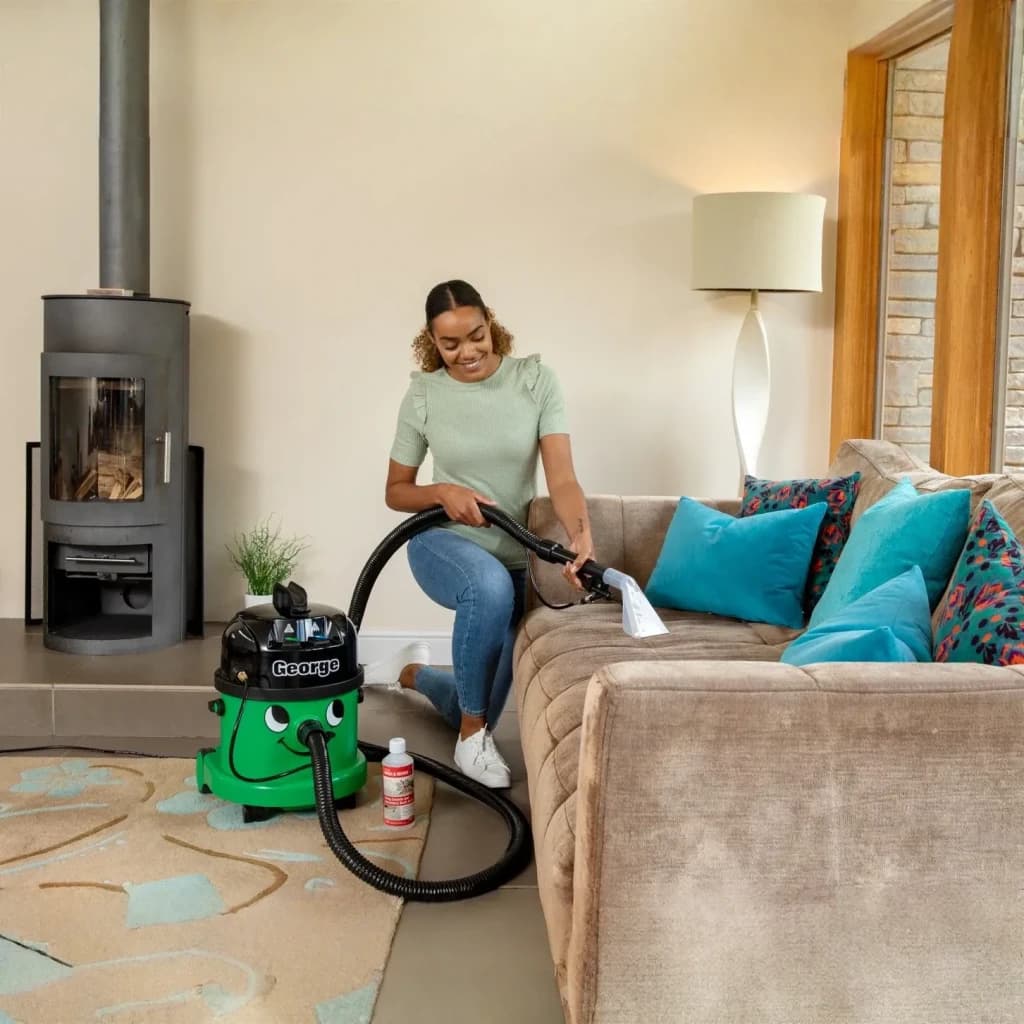 Aspirateur cylindrique Numatic GVE370-2 Vert 1000W Sec et humide, en action: femme nettoyant canapé avec accessoire tissu