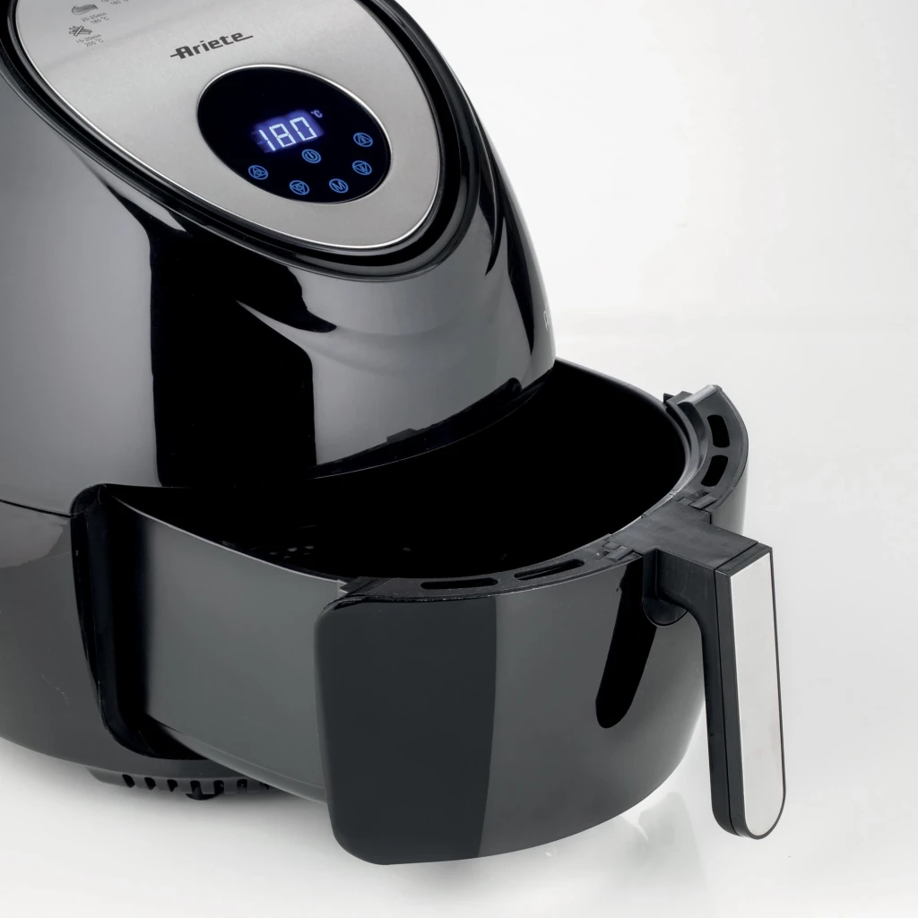 Fritadeira de Ar Ariete Airy Fryer XXL 5,5L 1800W Com Programas Preto, detalhe: cesto aberto e ecrã digital a 180°C