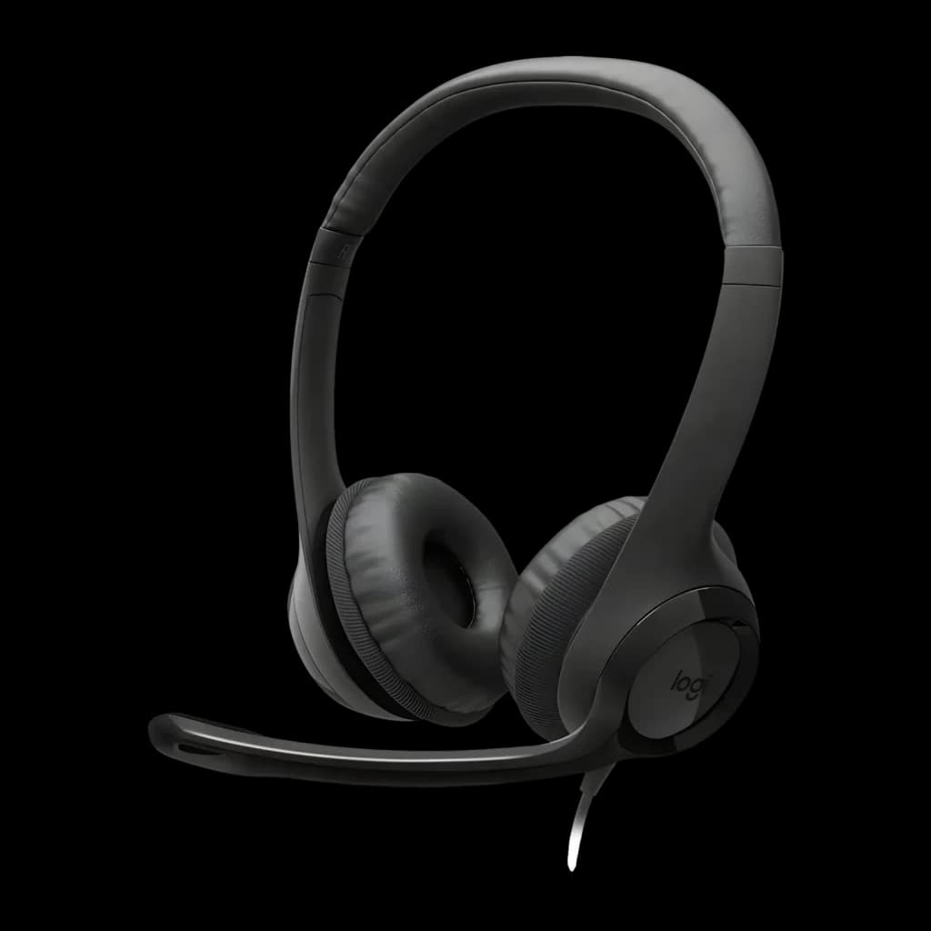 Auriculares com microfone Logitech H390 Diadema USB-A, vista em ângulo: arco preto, almofadas acolchoadas e microfone