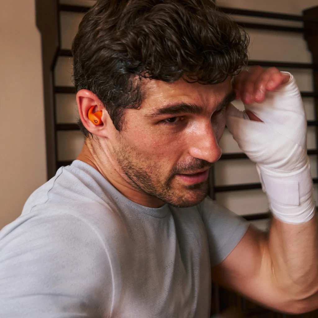 Écouteurs Beats Powerbeats Fit Réduction de Bruit Active Intra-Auriculaires Bluetooth, en utilisation: homme avec bandages