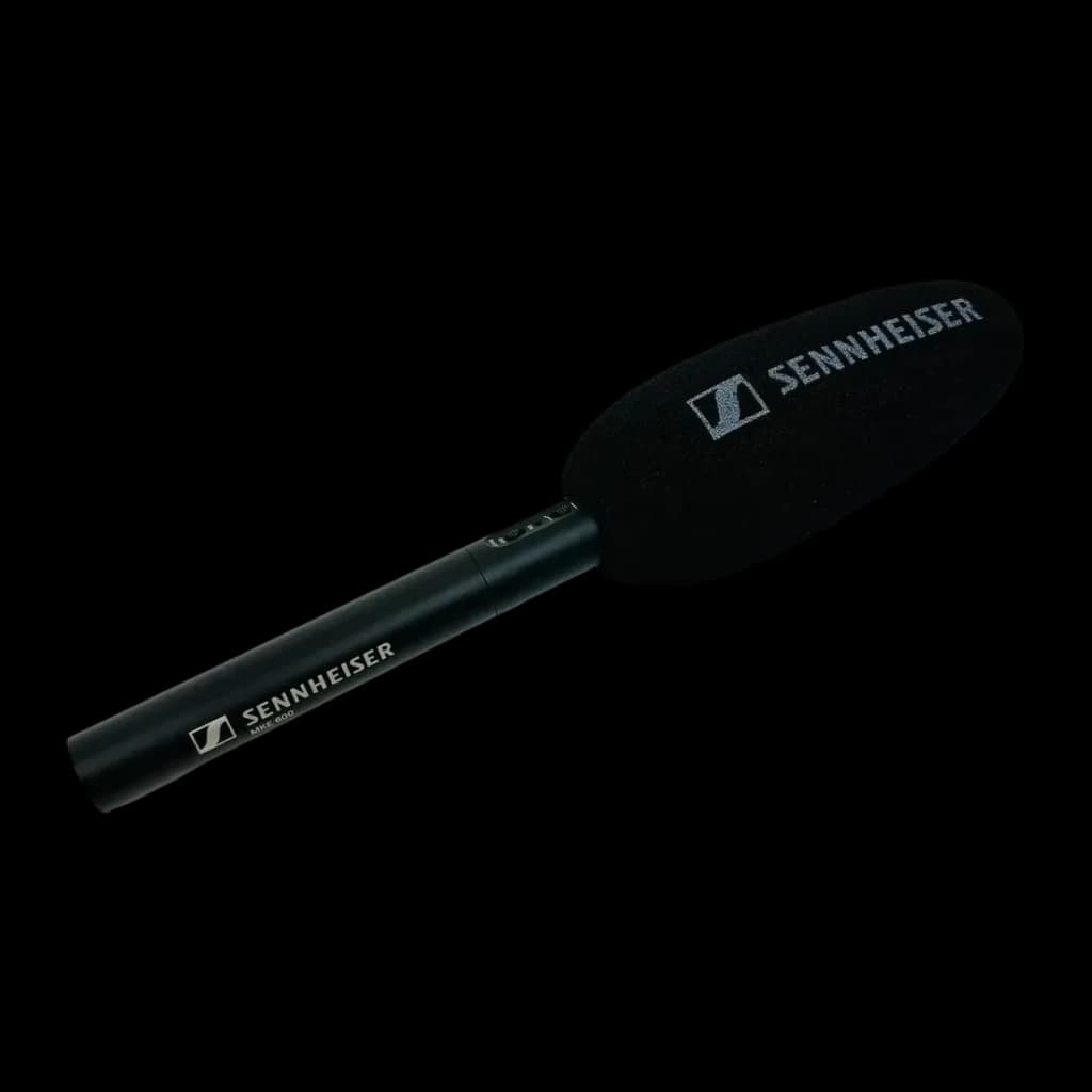 Micrófono Sennheiser MKE 600 Condensador Supercardioide XLR, detalle: cuerpo negro con logo y paravientos montado