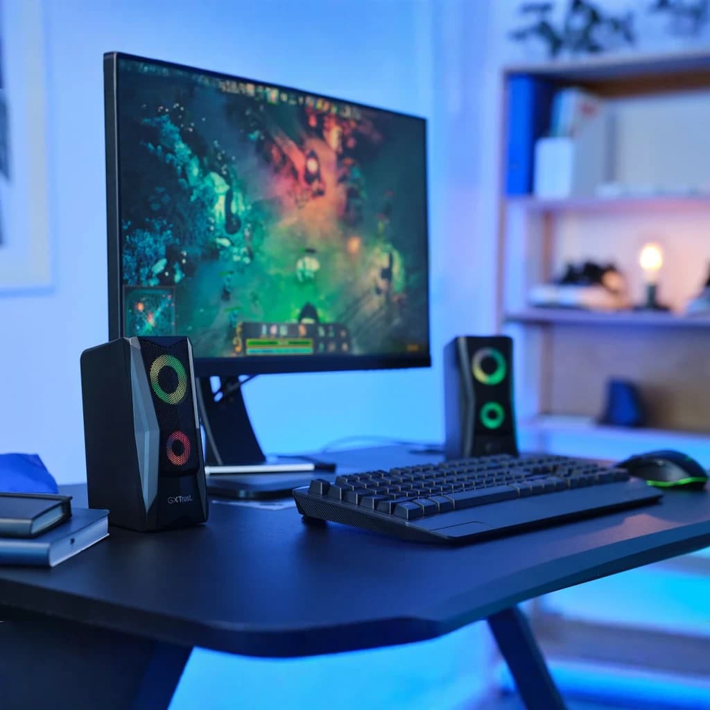 Altavoces Trust GXT 606 Javv RGB 12W Jack 3,5mm USB, en uso: par sobre escritorio gaming con monitor y teclado, iluminación