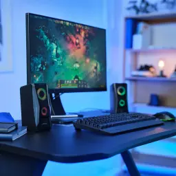 Altavoces Trust GXT 606 Javv RGB 12W Jack 3,5mm USB, en uso: par sobre escritorio gaming con monitor y teclado, iluminación