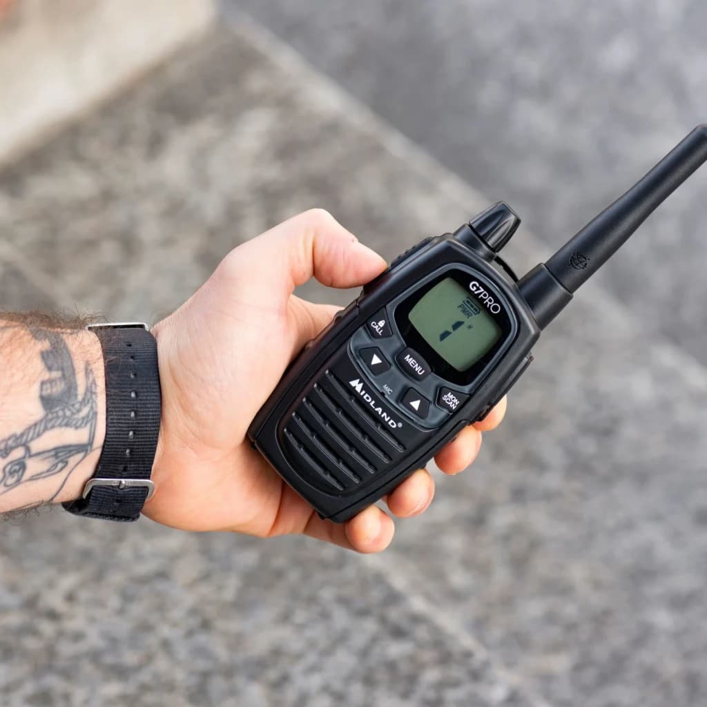 Walkie Talkie Midland G7 Pro Single 69 canales Individual, en mano: pantalla LCD y teclado visibles, sujetado por mano