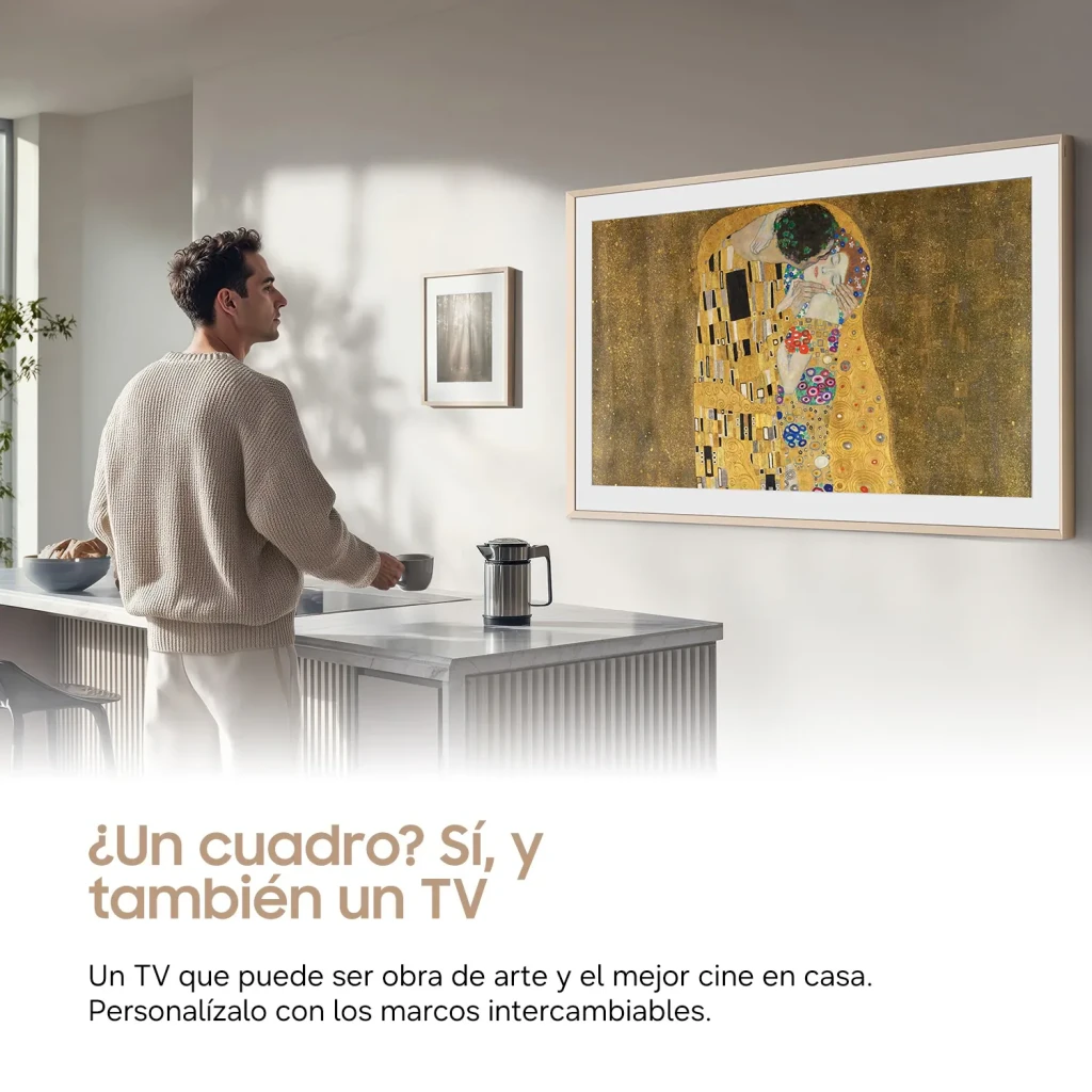 TV Samsung The Frame 43 pulgadas QLED 4K Negro TQ43LS03H, lifestyle: montado en pared con marco beige mostrando El Beso