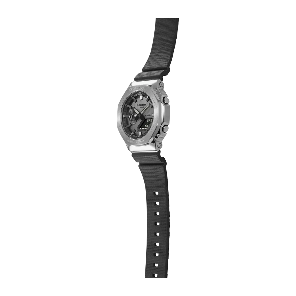 Casio G-Shock GM-2100-1A Preto Bateria 2 Anos Prata 20ATM, vista lateral: caixa octogonal prateada, bracelete preto e botões