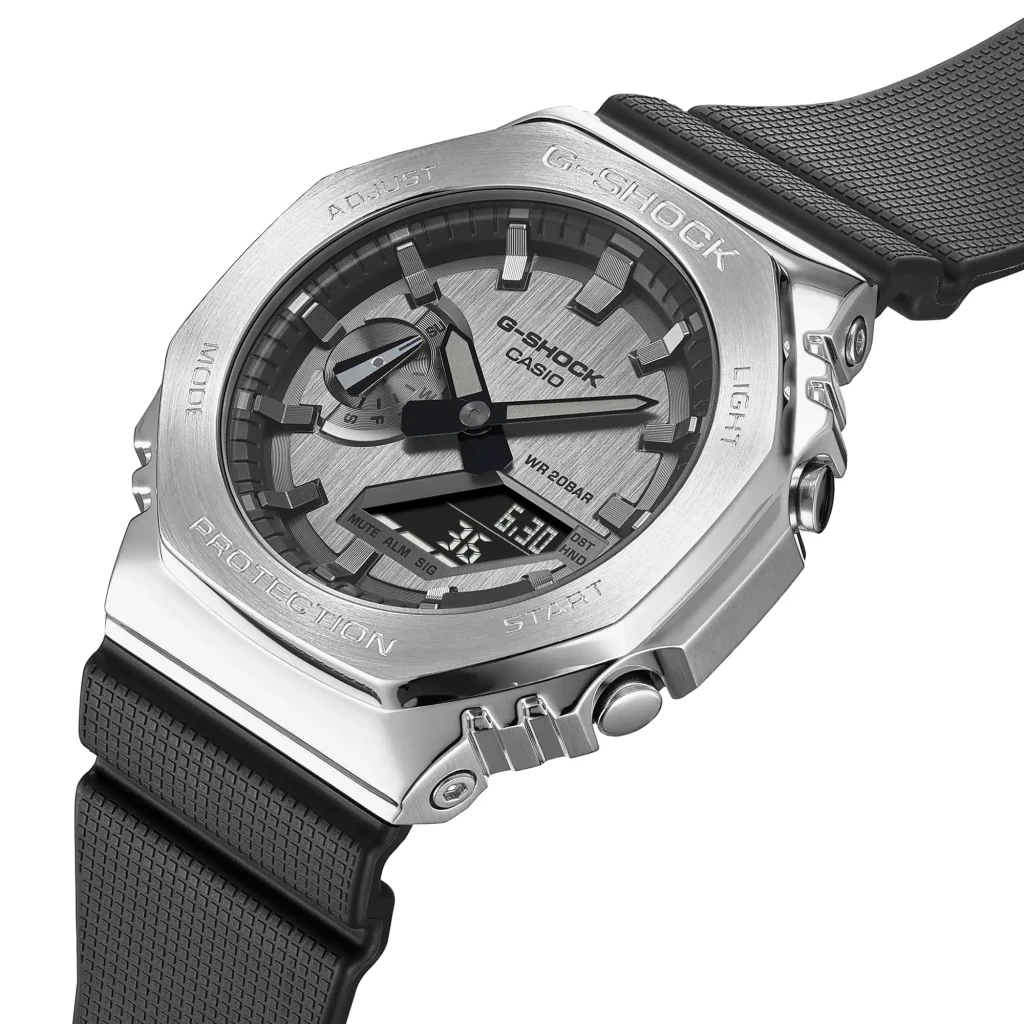 Casio G-Shock GM-2100-1A Preto Bateria 2 Anos Prata 20ATM, em uso: caixa octogonal prateada, mostrador ana-digi e pulseira