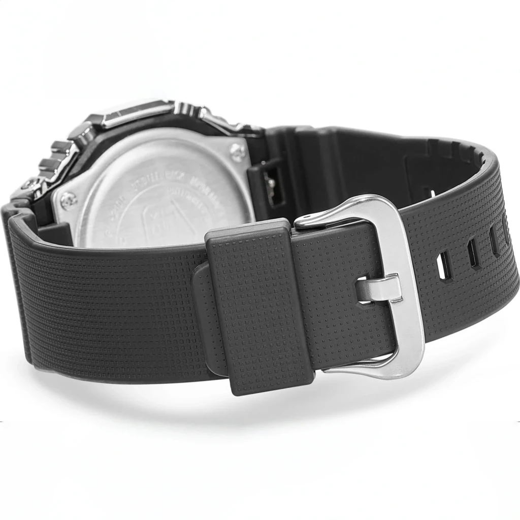 Casio G-Shock GM-2100-1A Preto Bateria 2 Anos Prata 20ATM, em uso traseira: pulseira preta texturizada, fivela prateada