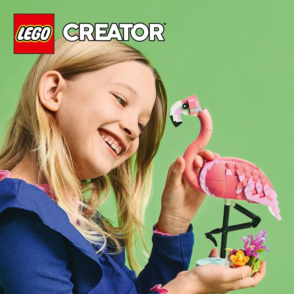 Set LEGO Creator 3 em 1 Flamingo Rosa 31170 288 peças, menina segurando: figura montada com pernas pretas e flores