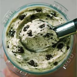 Máquina de Gelados Ninja CREAMi Scoop & Swirl 0,47L 800W Prata NC701EU, vista de cima: taça com gelado de menta e pepitas