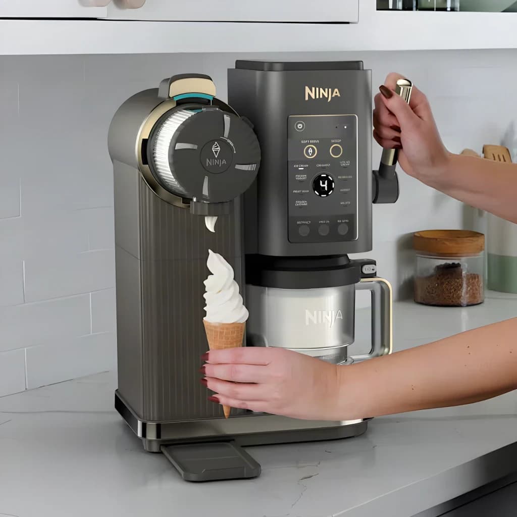 Máquina de Gelados Ninja CREAMi Scoop & Swirl 0,47L 800W Prata NC701EU, uso: mãos a servir gelado soft em cone pela boquilha