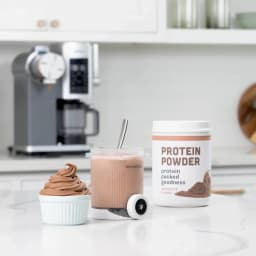 Máquina de Gelados Ninja CREAMi Scoop & Swirl 0,47L 800W Prata NC701EU, em uso: gelado de chocolate em ramequim e batido