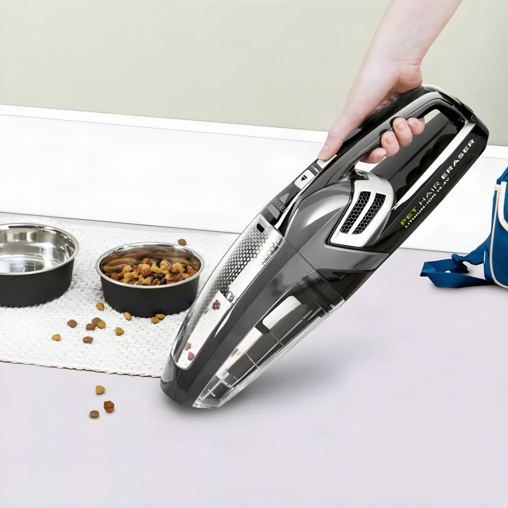 Aspirateur à main BISSELL Pet Hair Eraser 2278N Noir Sans Fil 80W 18min, en action: main tenant l'appareil aspirant