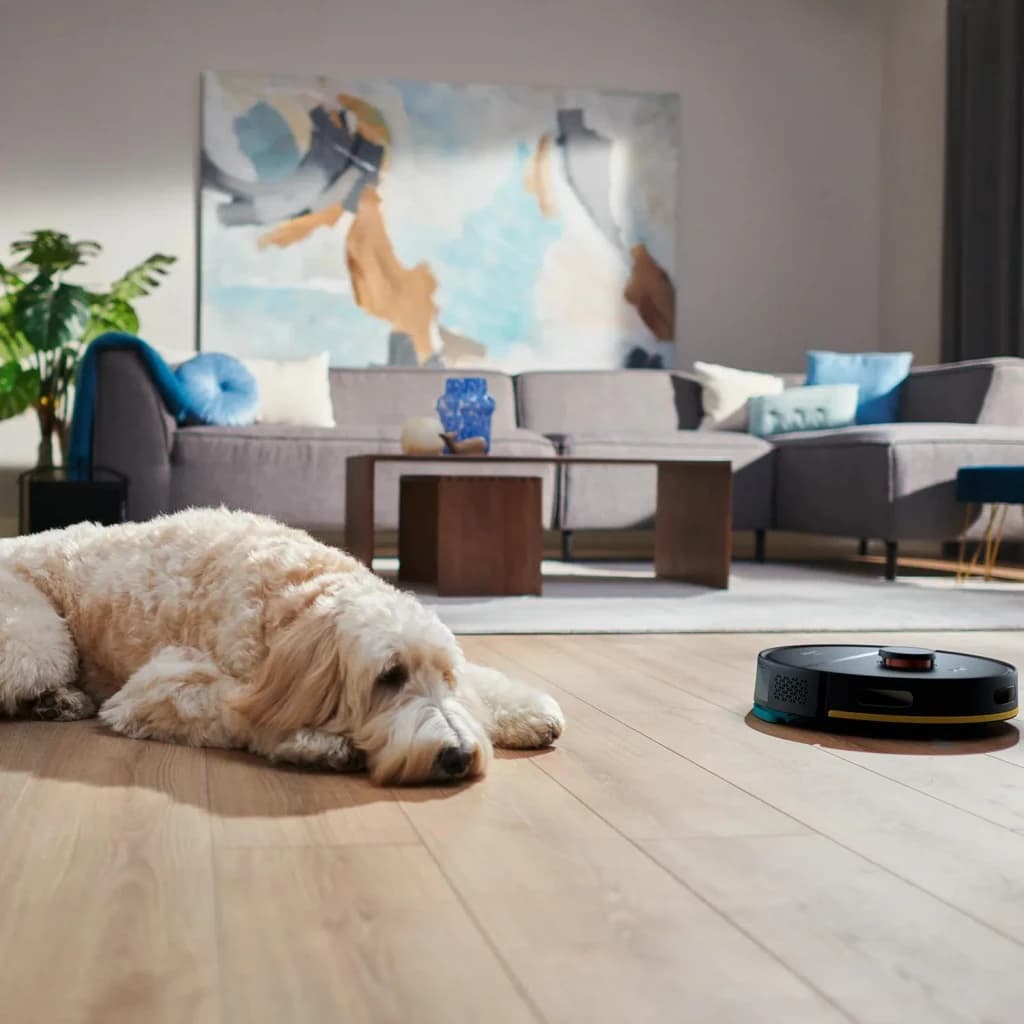 Aspirateur Robot Philips HomeRun 2000 Series Noir LiDAR 2700Pa 130min XU2000, en salon: nettoie parquet près d'un chien