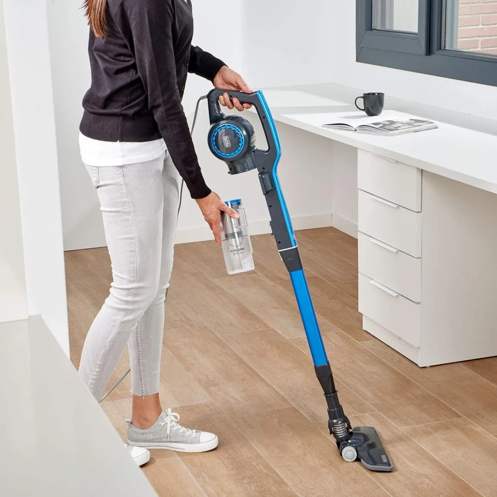 Aspirateur balai Black & Decker 3 en 1 Noir 600W Câble 6m BXVMS600E, utilisation: femme aspirant parquet stratifié, bac