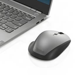 Ratón Lenovo ThinkBook Gris Inalámbrico Ergonómico, vista lateral: ratón junto a laptop ThinkBook, logo visible y rueda