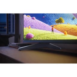 TV Philips 65 pulgadas LED 4K UHD HDR10+ Negro 65PUS7001/12, detalle lateral: pie central y pantalla con colores vivos