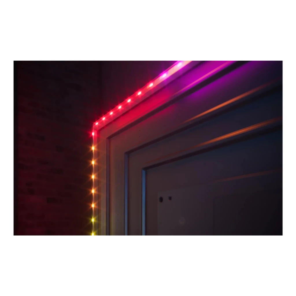 TV Philips 55 pouces LED 4K UHD Titan OS Noir 55PUS8001/12, détail: bandeau LED Ambilight sur coin de porte avec lumières