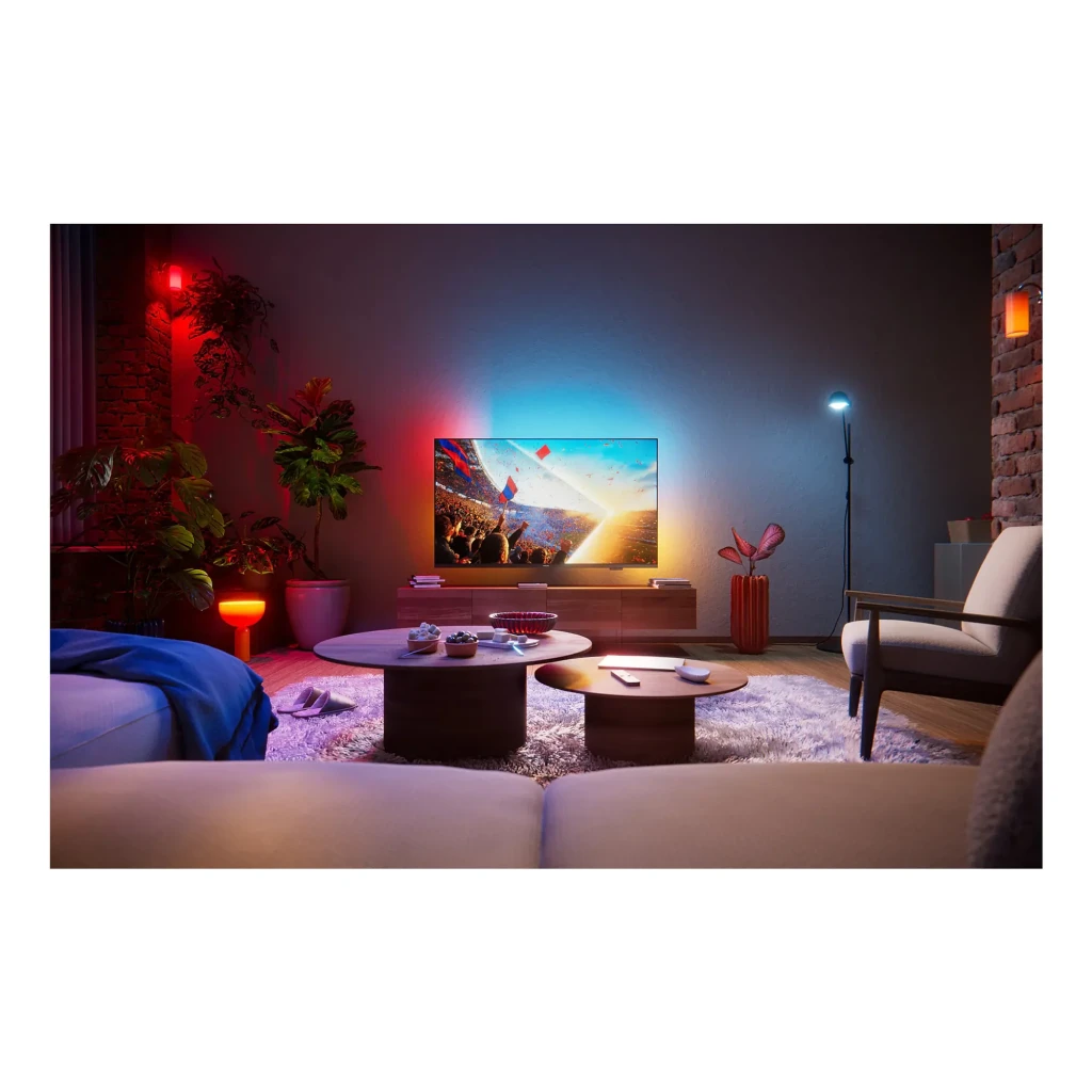 TV Philips 55 pouces LED 4K UHD Titan OS Noir 55PUS8001/12, salon: match de foot à l'écran avec halo Ambilight sur mur sombre