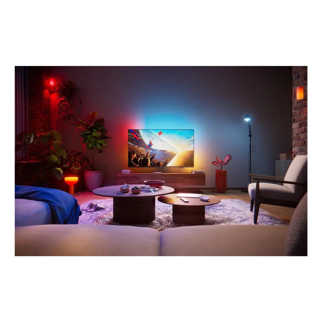 TV Philips 55 pouces LED 4K UHD Titan OS Noir 55PUS8001/12, salon: match de foot à l'écran avec halo Ambilight sur mur sombre