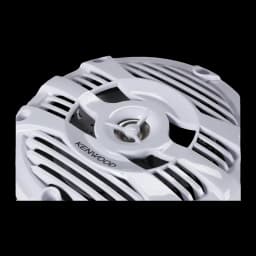 Colunas marinhas Kenwood 2 vias 50W RMS Branco KFC-1653MRW, detalhe: grelha branca com tweeter central metálico e logótipo