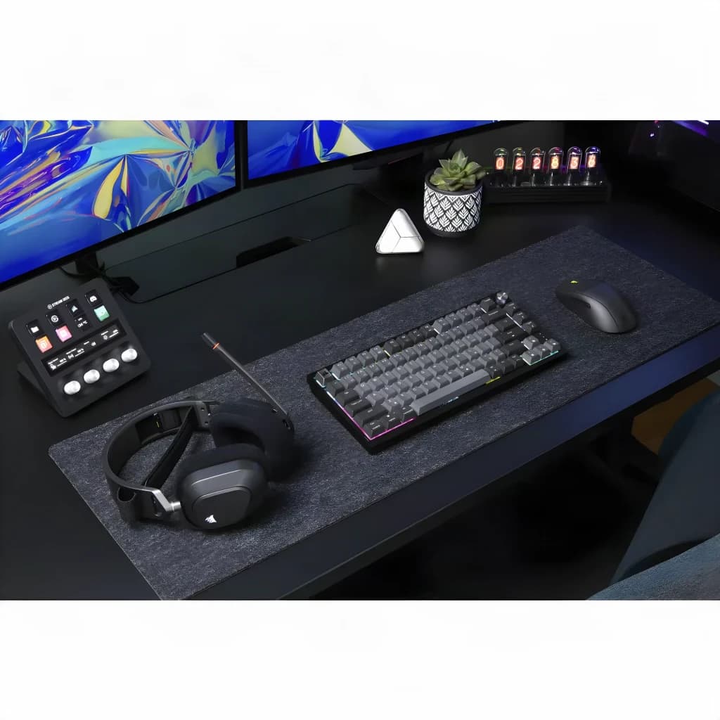 Teclado Gaming Corsair K65 Plus Wireless 75% Sem Fios Mecânico MLX Red RGB Vermelho, vista lifestyle: em secretária gaming