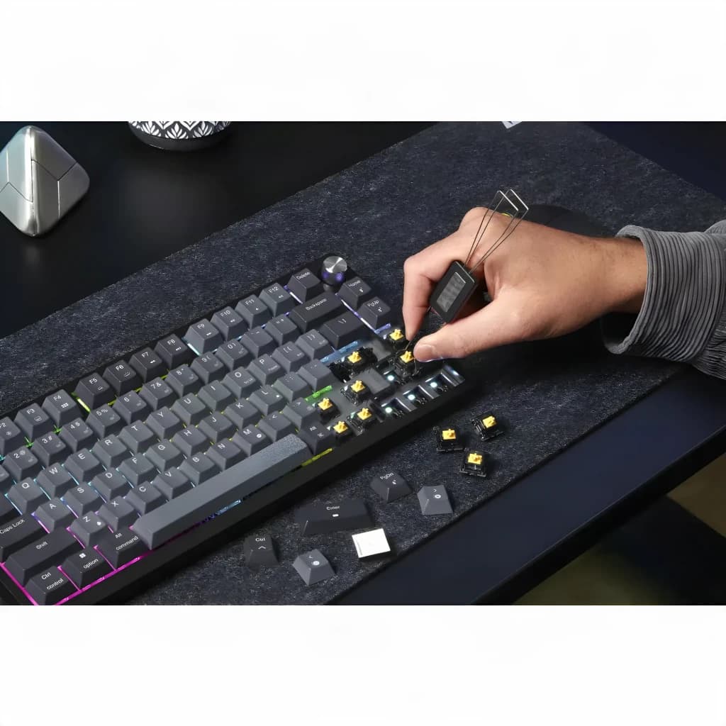 Teclado Gaming Corsair K65 Plus Wireless 75% Sem Fios Mecânico MLX Red RGB Vermelho, detalhe: mão a retirar switches