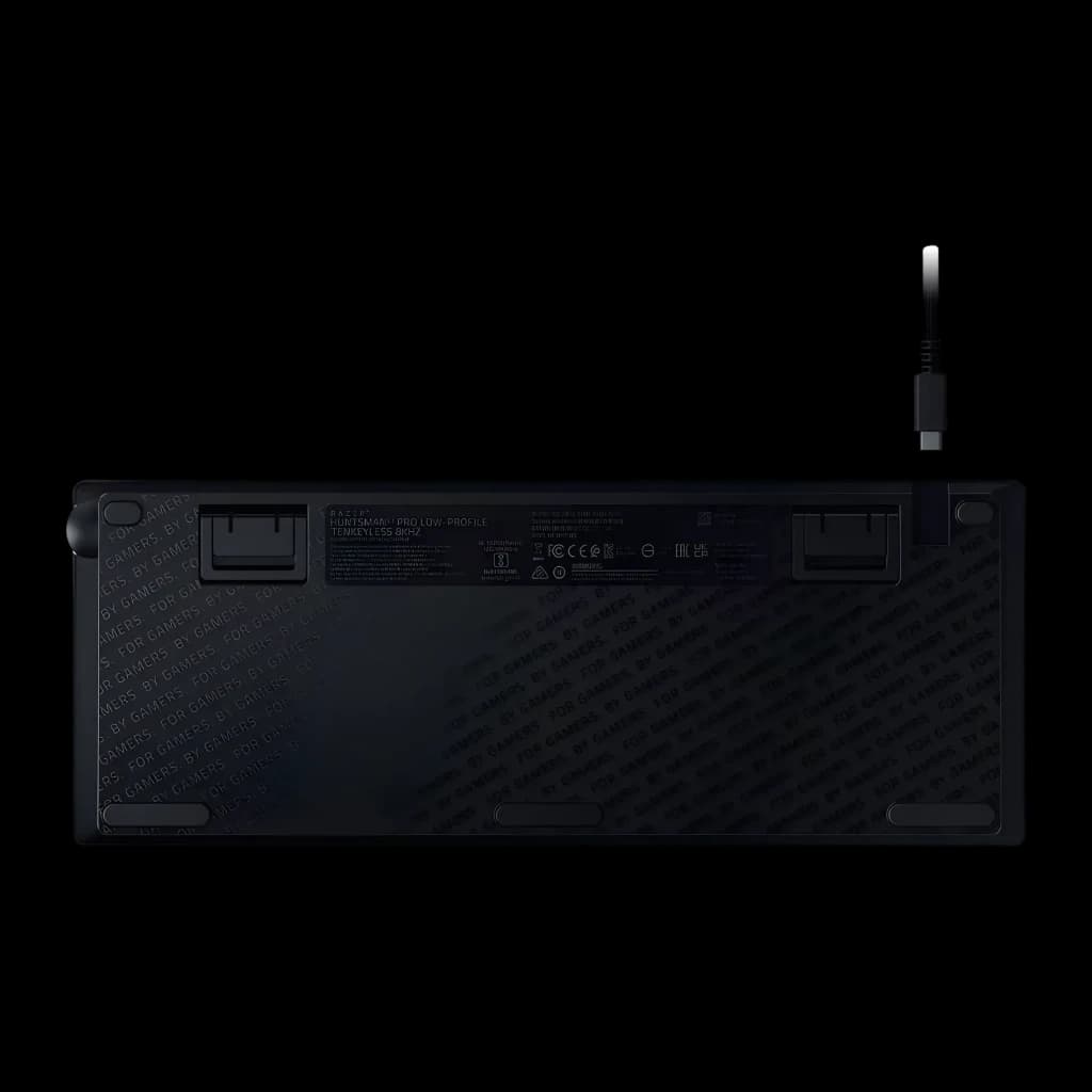Teclado Gaming Razer Huntsman V3 Pro Low-Profile Tenkeyless Negro, vista trasera: base con patas, etiqueta y cable USB-C