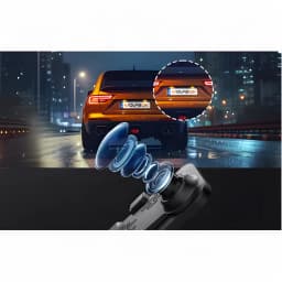 Dashcam WOLFBOX G840S 32GB Preto 2CH 4K + 1080P GPS, detalhe ótico: lentes multicamada e câmara traseira a gravar matrícula