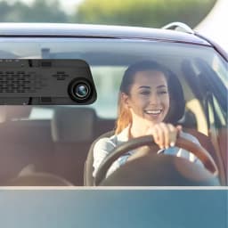 Dashcam WOLFBOX G840S 32GB Preto 2CH 4K + 1080P GPS, uso real: lente frontal preta sobre condutora sorridente ao volante