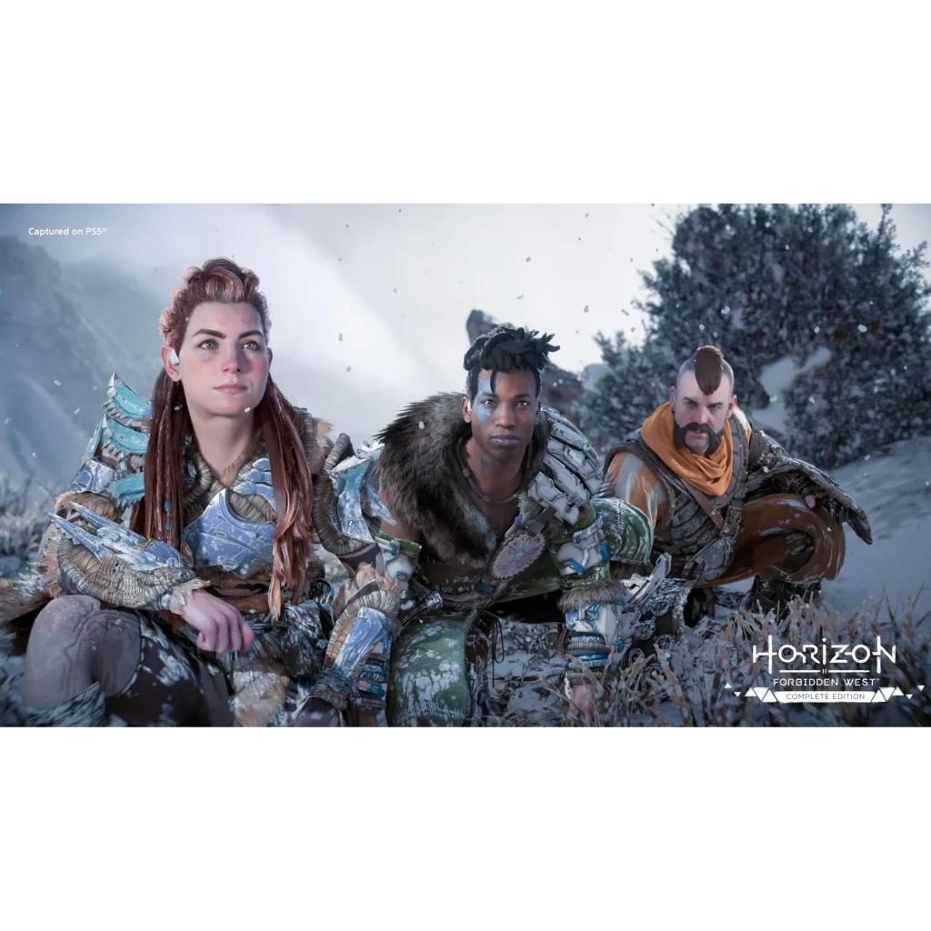 Sony Horizon Forbidden West Bleu PS5 Édition Standard, capture gameplay: Aloy et deux alliés dans une scène enneigée