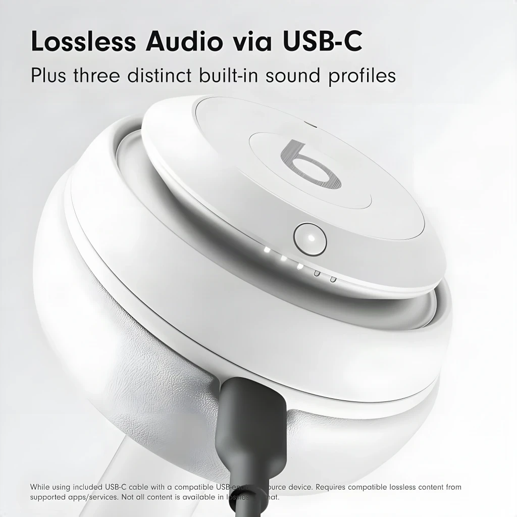 Casque Beats Studio Pro Réduction Active du Bruit Arceau blanc, gros plan: port USB-C et logo Beats sur le pavillon