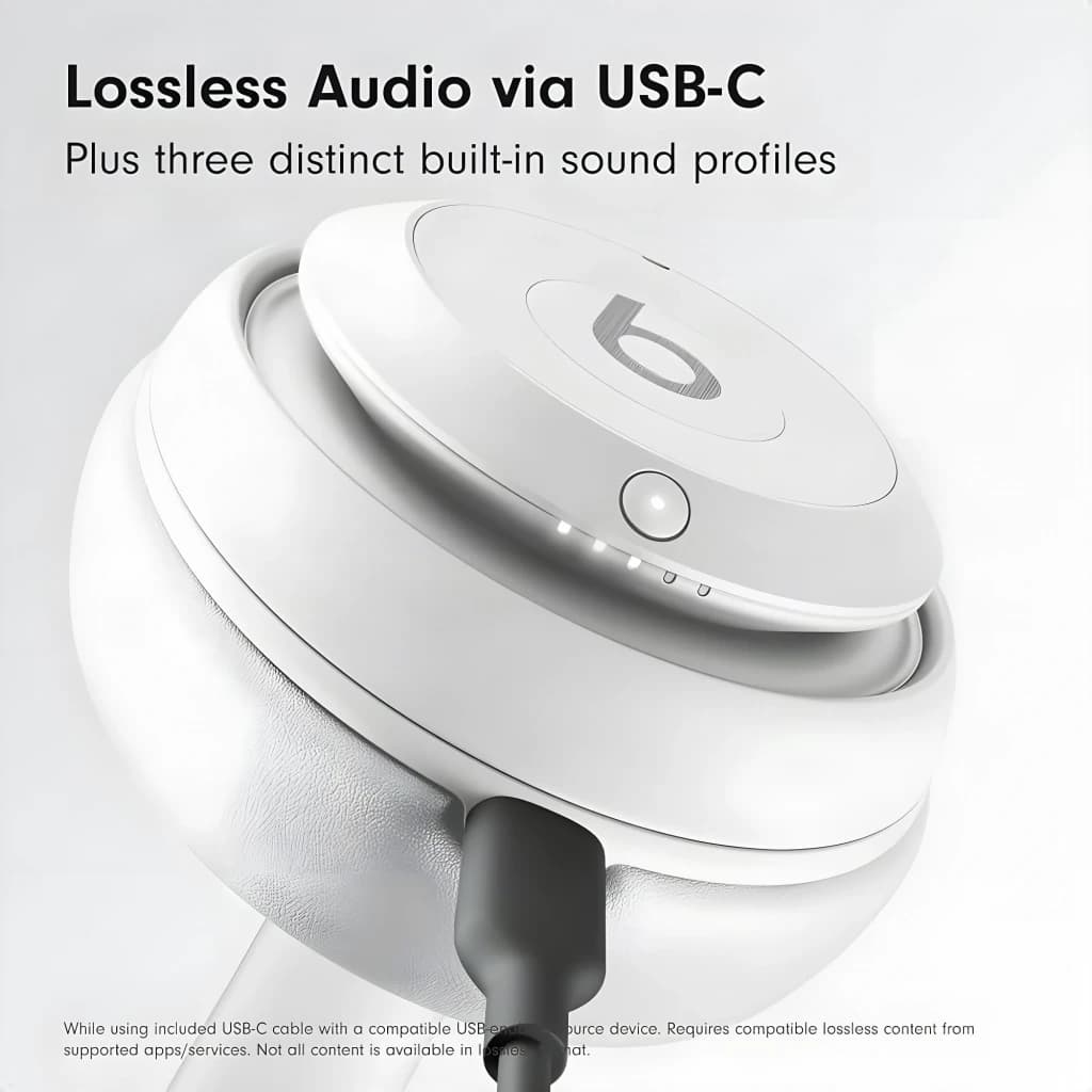 Casque Beats Studio Pro Réduction Active du Bruit Arceau blanc, gros plan: port USB-C et logo Beats sur le pavillon