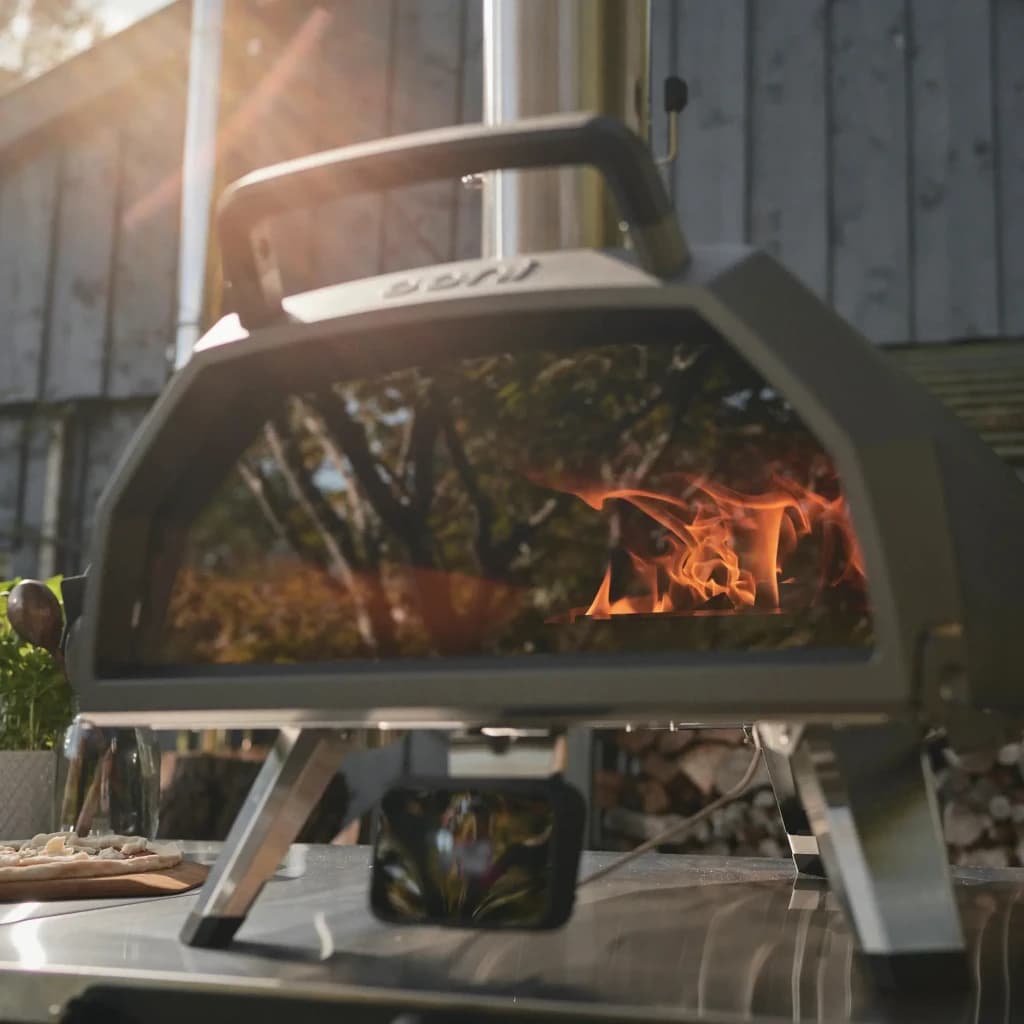 Four à pizza Ooni Karu 2 Pro Multifuel 40 cm 9,8 kWh / 33000 BTU/h Noir, en utilisation: flammes vives visibles par la vitre