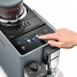 Máquina de Café Superautomática De'Longhi Rivelia EXAM44055G Moinho integrado Cinzento, em uso: mão a selecionar bebida