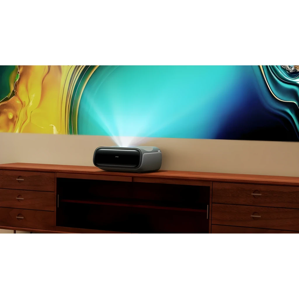 JMGO Proyector O2S Ultra 64GB gris, vista lateral: proyectando imagen colorida sobre mueble de madera en salón