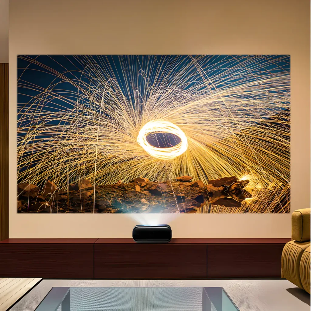 JMGO O2S Ultra 64GB, en uso: proyector sobre mueble proyectando imagen grande y nítida en pared de salón