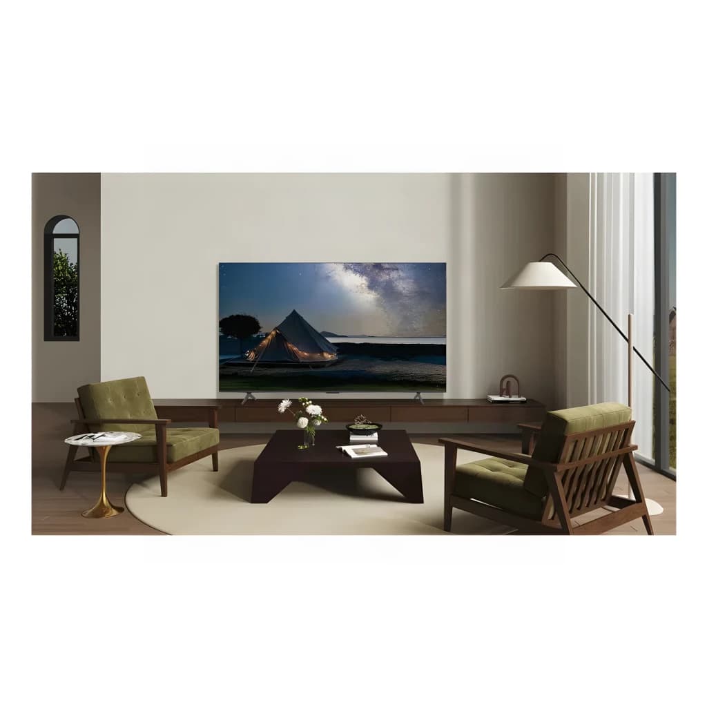 TV TCL 50 polegadas QLED 4K Preto 50T69C, vista frontal em sala: sobre móvel de madeira com poltronas verdes