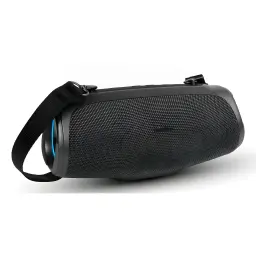 Altavoz portátil MEDION LIFE IPX7 30W 42h Negro P61746, vista frontal en ángulo: rejilla textil negra, luz azul lateral