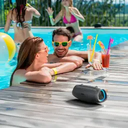 Altavoz portátil MEDION LIFE IPX7 30W 42h Negro P61746, uso exterior: sobre tarima junto a piscina con luces LED azules