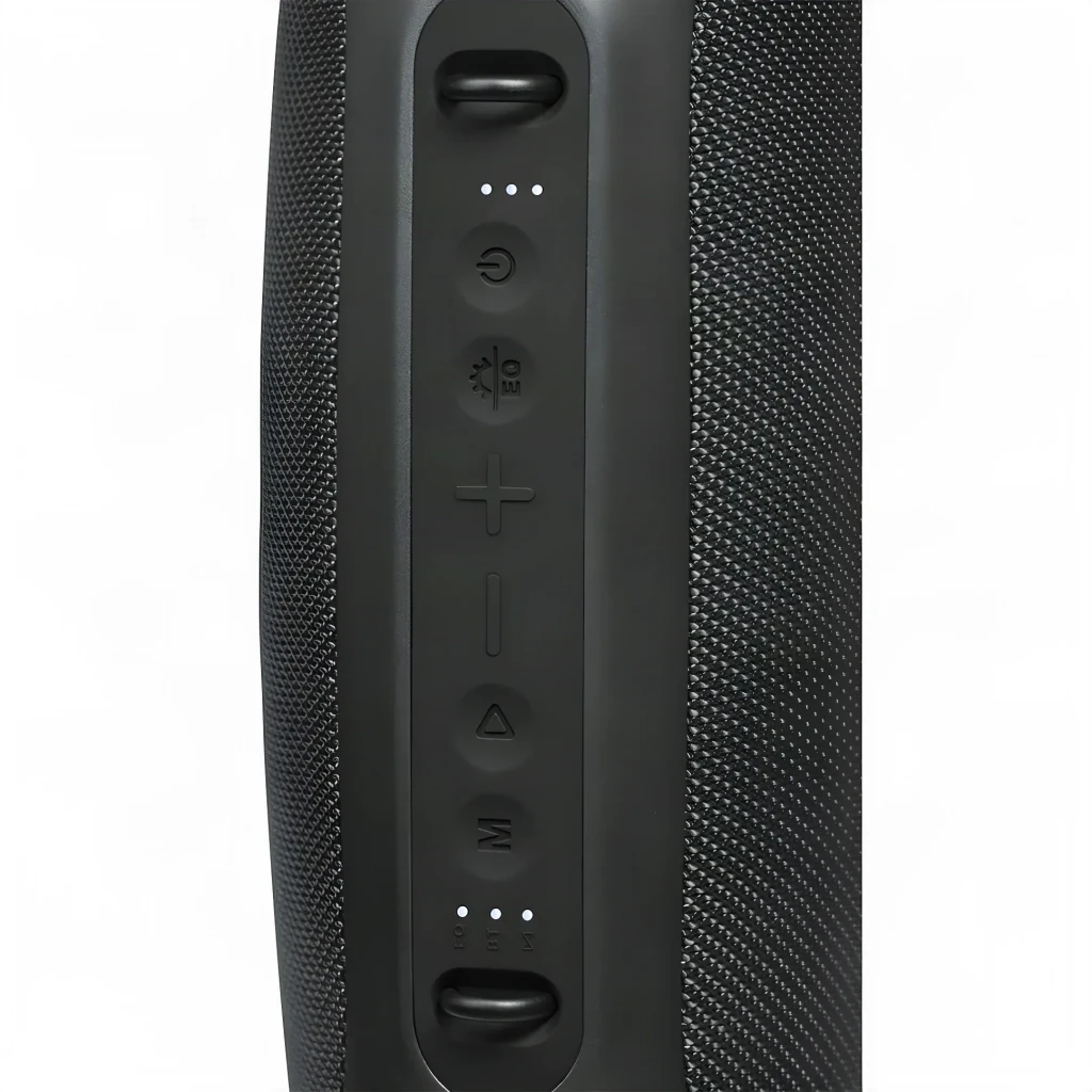 Altavoz portátil MEDION LIFE IPX7 30W 42h Negro P61746, detalle frontal: panel de botones de control y rejilla de tela negra