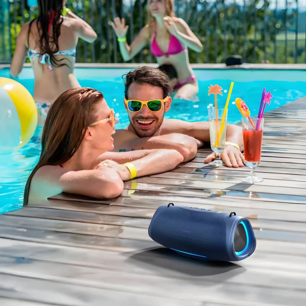 Altavoz portátil MEDION LIFE IPX7 50W 47h Azul P61762, uso exterior: sobre tarima junto a piscina con luz LED frontal