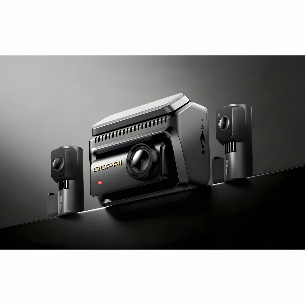 Dashcam DDPAI Z90T 4G 3CH 4K 30fps GPS - unidad principal y dos cámaras interiores en negro sobre superficie