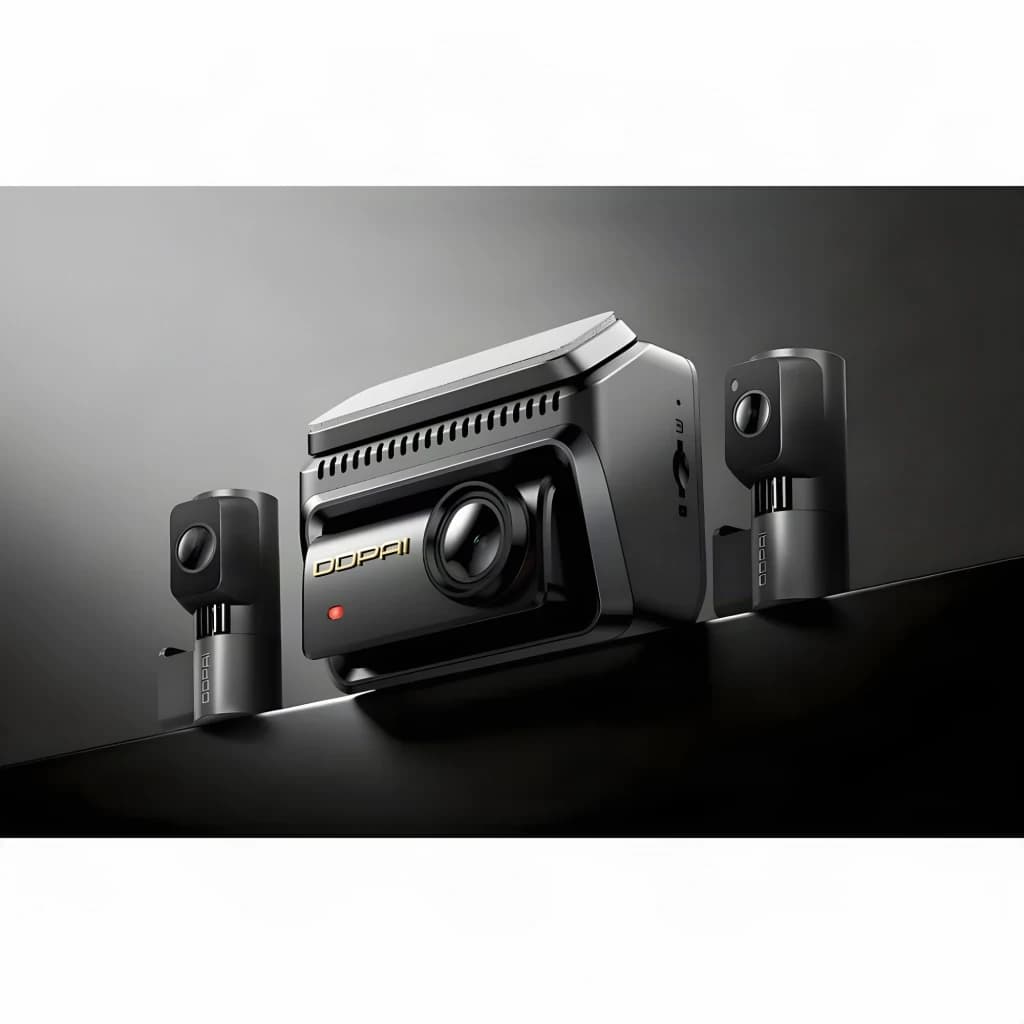 Dashcam DDPAI Z90T 4G 3CH 4K 30fps GPS - unidad principal y dos cámaras interiores en negro sobre superficie